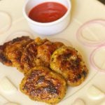 Mutton cutlets garnished with onions rings